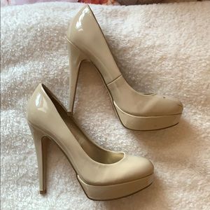 Nude platform pumps